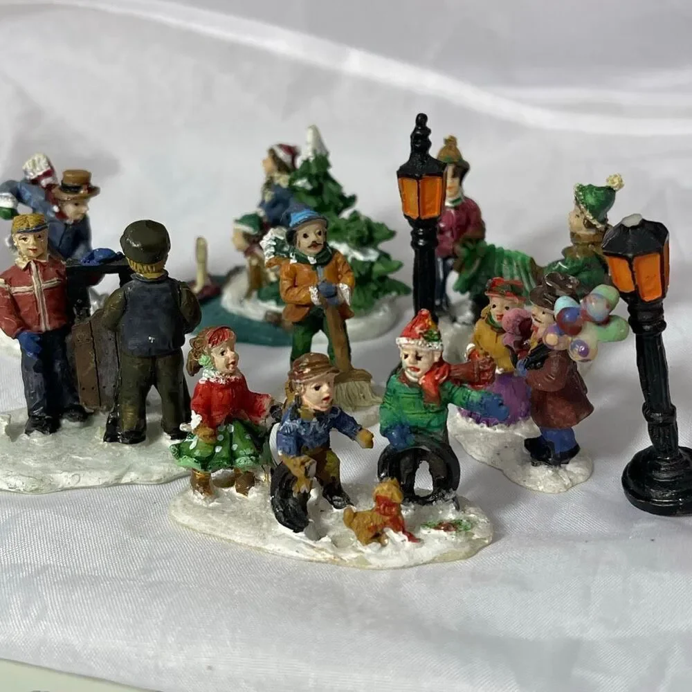 VTG Cobblestone Corners Country lot of 9 characters & lamp,1 lamp top broke